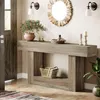 A console table with decorative items and a plant in a hallway. Anteprima dell’immagine prodotto