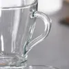 Close-up of a clear glass mug handle. Voir les images du produit