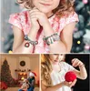 Drei Bilder in einer Collage, die Kinder mit silbernen Weihnachts-Charm-Armbändern mit verschiedenen festlichen Anhängern zeigen Voir les images du produit