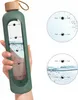 A hand holding a green water bottle with time markings on the side. Insets show close-ups of the water level at different times. Voir les images du produit