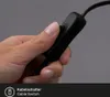 A hand is holding a black cable switch for a lamp. Produktbild-Vorschau