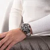 A person wearing a watch. Voir les images du produit