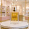 A bottle of Jfenzi Le’chel Madame Eau de Parfum is displayed on a marble stand in a brightly lit store. Produktbild-Vorschau