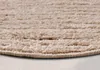 A close-up view of the edge of a round, taupe-colored rug with a textured, ribbed pattern. Anteprima dell’immagine prodotto