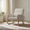 Een beige schommelstoel bekleed met teddyvacht, voorzien Productafbeelding-voorbeeld 2