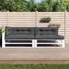 A white pallet sofa with dark gray cushions sits on a wooden deck in front of a slatted wooden fence. Produktbild-Vorschau