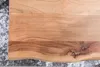 Couchtisch GAYA Massivholz Akazie, Detailaufnahme der naturbelassenen Holzoberfläche mit Astlöchern und Jahresringen. Anteprima dell’immagine prodotto