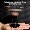 A hand holds a coffee tamper with text overlays describing its features. Náhled obrázku produktu