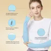 A woman wearing light blue arm sleeves, with diagrams explaining the features of the sleeves. Produktbild-Vorschau