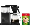 A black Melitta coffee maker with a glass carafe filled with coffee, placed next to a box of Melitta coffee filters. Produktbild-Vorschau