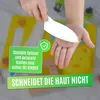 A child's hands are shown holding a white plastic knife over a yellow cutting board with animal shapes. There are green text overlays and a green checkmark icon. Produktbild-Vorschau