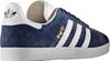 A side view of a blue Adidas Gazelle sneaker with white stripes and sole. Produktbild-Vorschau