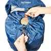 Hands are shown closing a drawstring on a blue backpack. Produktbild-Vorschau