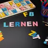 Lot de lettres en bois Relaxdays, 104 pièces, majuscules Voir les images du produit 2