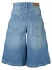 Urban Classics Bermuda da donna in denim blu, modello Anteprima dell’immagine prodotto 2