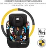 A black child car seat with a colorful pattern, set against a white background with a yellow and gray arc graphic. Produktbild-Vorschau