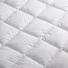 A close-up, angled view of a white quilted blanket or comforter. Produktbild-Vorschau