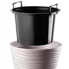 A black plastic planter insert is shown inside a beige decorative pot with a wavy pattern. Anteprima dell’immagine prodotto