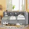 A child's bedroom with a grey daybed, a window with sheer curtains, and a lion-themed rug. Voir les images du produit