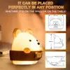 A cute bear-shaped night light is shown on a table, with diagrams illustrating its dimensions and placement options. Produktbild-Vorschau