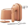 A peach-colored hand mixer with its accessories and storage case, displayed against a white background. Voir les images du produit