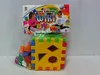 A toy learning cube with colorful blocks, packaged in plastic, with a cardboard header showing children playing with similar toys. Anteprima dell’immagine prodotto