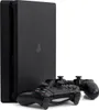 A black PlayStation 4 Slim console with two black DualShock controllers in front of it, set against a white background. Produktbild-Vorschau