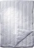A white comforter is laid out flat, with one corner folded over to reveal the quilted pattern underneath. Produktbild-Vorschau