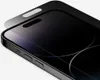 A close-up, angled view of a smartphone screen protector being applied to a smartphone. Anteprima dell’immagine prodotto
