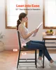 A woman sits at a table, reading a magazine, while a chair is highlighted with measurement overlays. Anteprima dell’immagine prodotto