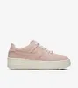 A single Nike Air Force 1 Sage Low shoe is shown against a white background. Produktbild-Vorschau