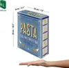 A blue tin box with 'PASTA ITALIAN TRADITION' printed on it, shown with dimensions and a hand underneath. Voir les images du produit
