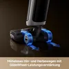 Close-up of the cleaning head of a vacuum cleaner, highlighting its wheels and airflow with blue arrows. Produktbild-Vorschau