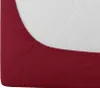 A close-up view of a burgundy fitted sheet corner on a white textured mattress. Produktbild-Vorschau
