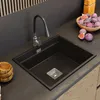 A black kitchen sink with a flexible faucet, set on a dark countertop with some figs in a bowl nearby. Anteprima dell’immagine prodotto