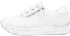 A side view of a white sneaker with a platform sole and a silver accent on the heel. Voir les images du produit