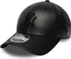 A black New York Yankees baseball cap with the team's logo. Náhľad obrázku produktu