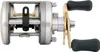 A fishing reel is shown against a white background. Voir les images du produit