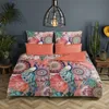 A bedroom scene with a bed featuring a peacock and mandala-patterned duvet cover. Anteprima dell’immagine prodotto