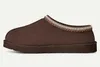 A side view of a brown slipper. Anteprima dell’immagine prodotto