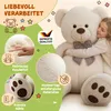 A girl hugging a giant white teddy bear, with various close-up shots and text highlighting product features. Anteprima dell’immagine prodotto