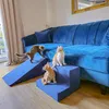 Three cats are playing on pet ramps and steps next to a blue couch. Anteprima dell’immagine prodotto