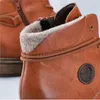 Close-up view of the top part of a brown leather boot with a gray fuzzy lining. Produktbild-Vorschau