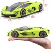 A toy car is shown from two different angles, one from above and one held in a hand. Dimensions are indicated with text. Anteprima dell’immagine prodotto