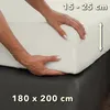 Hands are shown adjusting a fitted sheet on a mattress, indicating size and fit. Produktbild-Vorschau