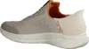 A side view of a single Skechers sneaker. Voir les images du produit