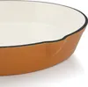 A close-up view of the rim and side of an enameled cast iron pan. Produktbild-Vorschau