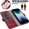 A red flip case for an iPhone SE 2020/2022 is shown open, with the phone inside and credit cards in the case slots. Text overlays explain RFID blocking. Anteprima dell’immagine prodotto