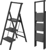 A black folding step stool with three steps is shown in two different configurations: one open and one folded. Voir les images du produit