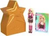 A doll, its packaging, and a trading card are displayed against a white background. Voir les images du produit